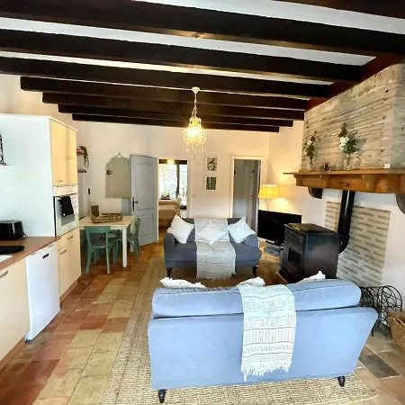 Fabulous 2 Bed 2km Quiet Walk Into Holiday home