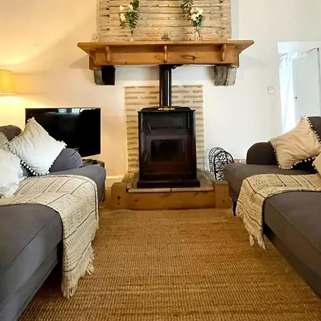 Дом отдыха Golden Fig Sleeps 6 With Pool